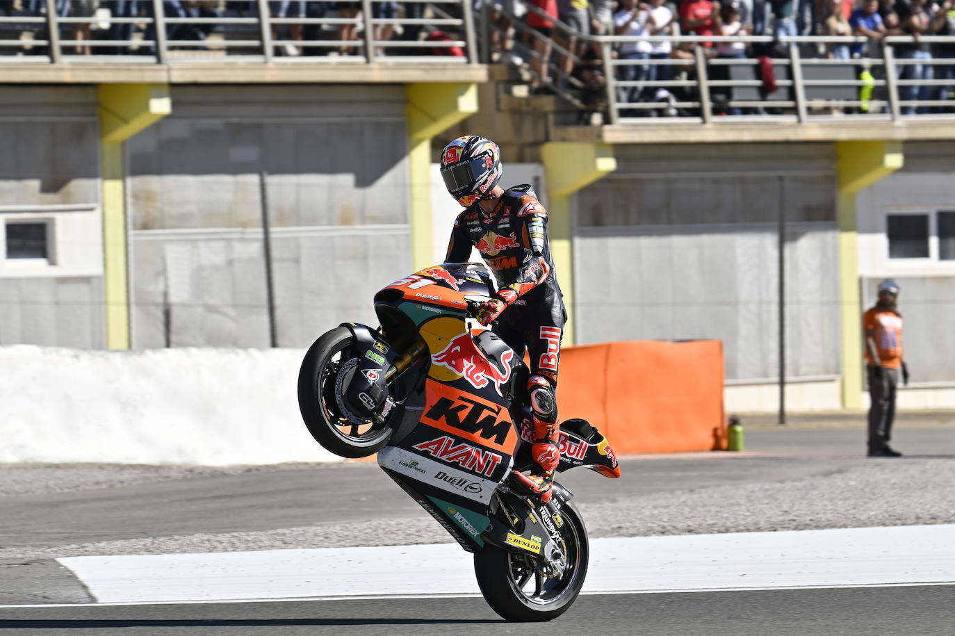 El broche a la temporada fue una victoria en Valencia, la tercera del año de su debut. Fue un curso con luces y sombras, pero Acosta lo cerraba como quinto en la clasificación y un aviso de lo que estaba por venir.