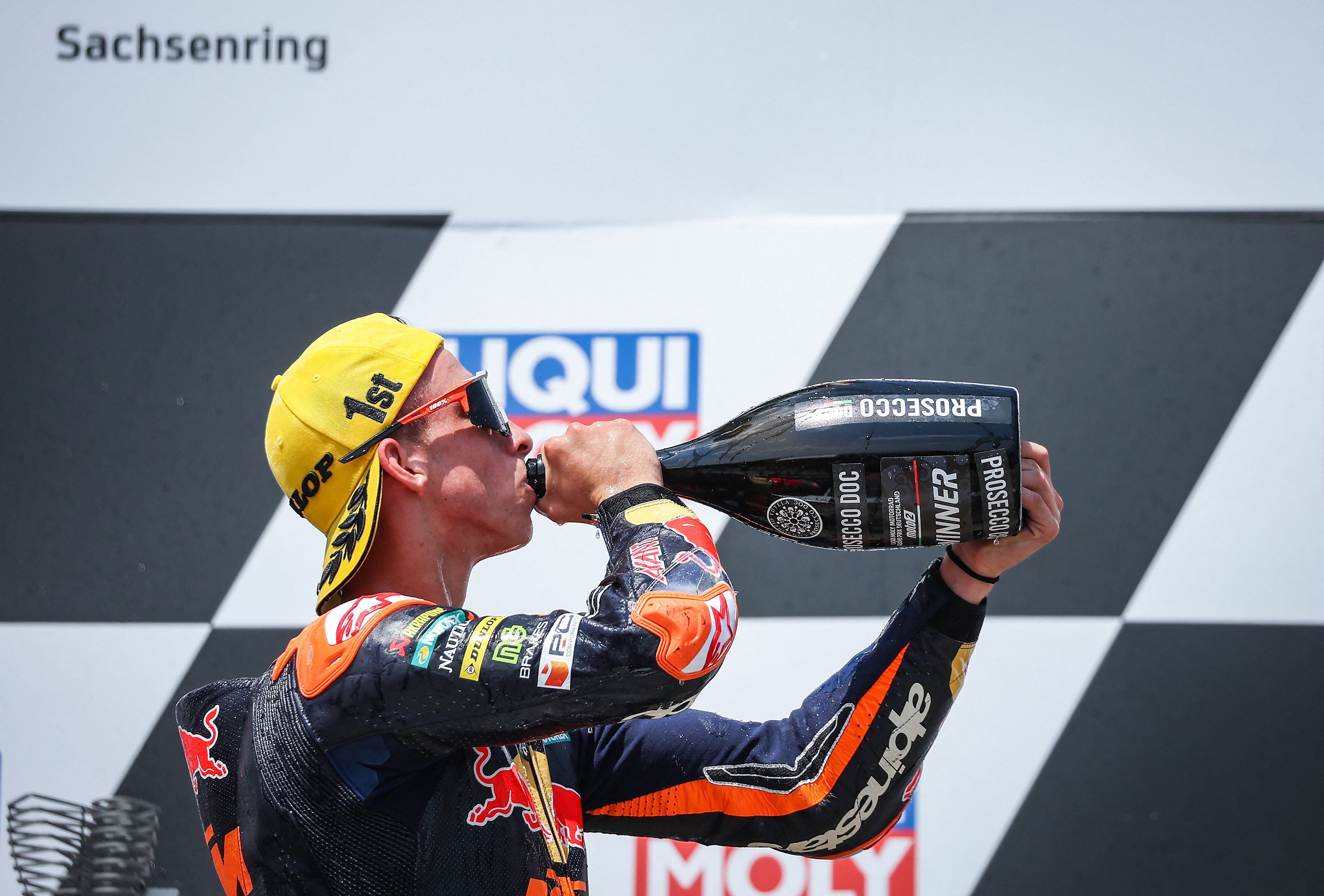 Una semana después, en Sachsenring, el mazarronero siguió demostrando su autoridad en Moto2 con un Gran Premio de Alemania perfecto: 'pole', vuelta rápida y victoria.