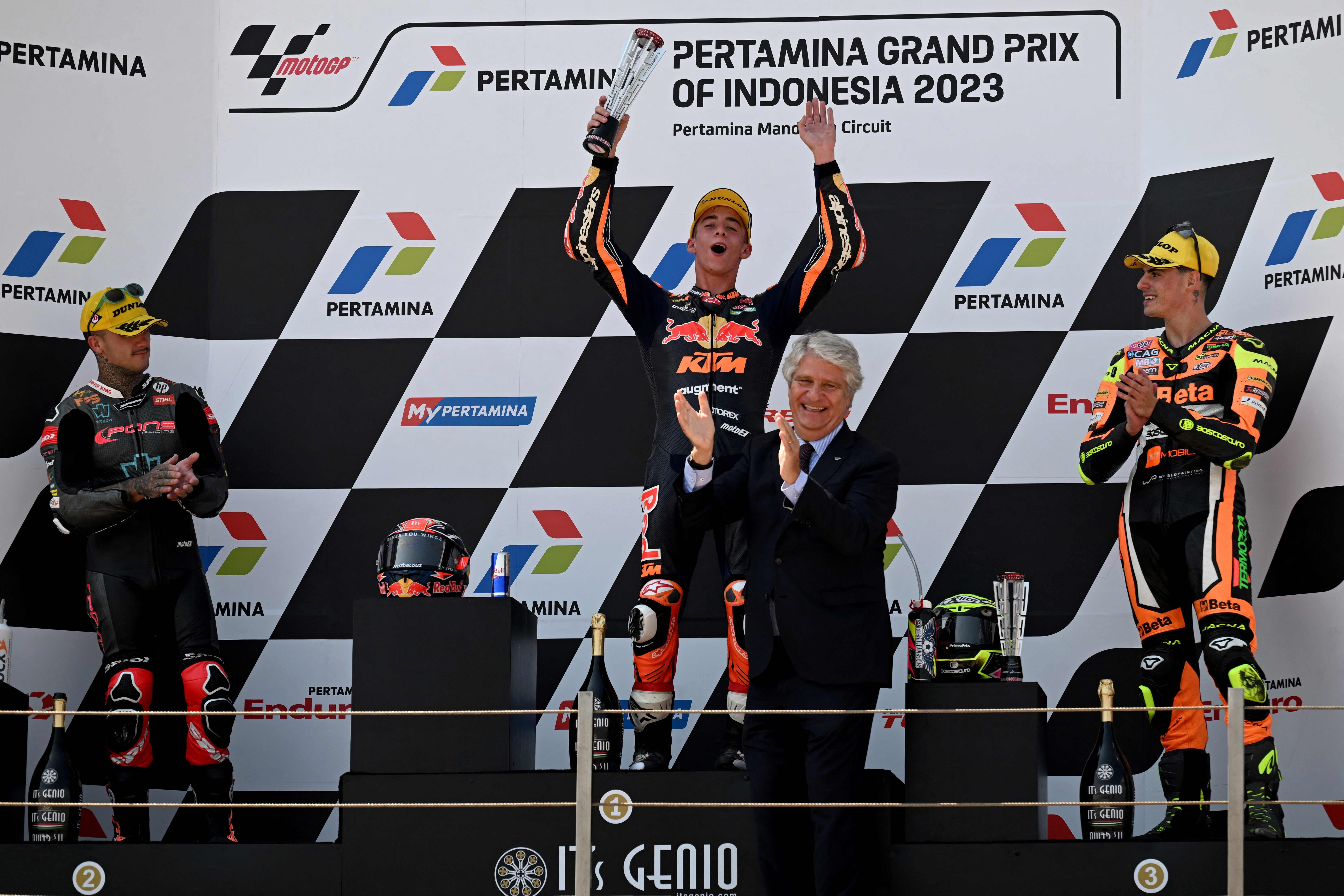 El 'Tiburón' hizo jaque al título de Moto2 en Indonesia, donde alcanzó la sexta victoria de la temporada. A falta de cinco carreras se marchó a 65 puntos de Arbolino. En el podio, junto a Arón Canet y el murciano Fermín Aldeguer.