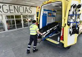 Una ambulancia, en la entrada de Urgencias del hospital Virgen del Castillo de Yecla.
