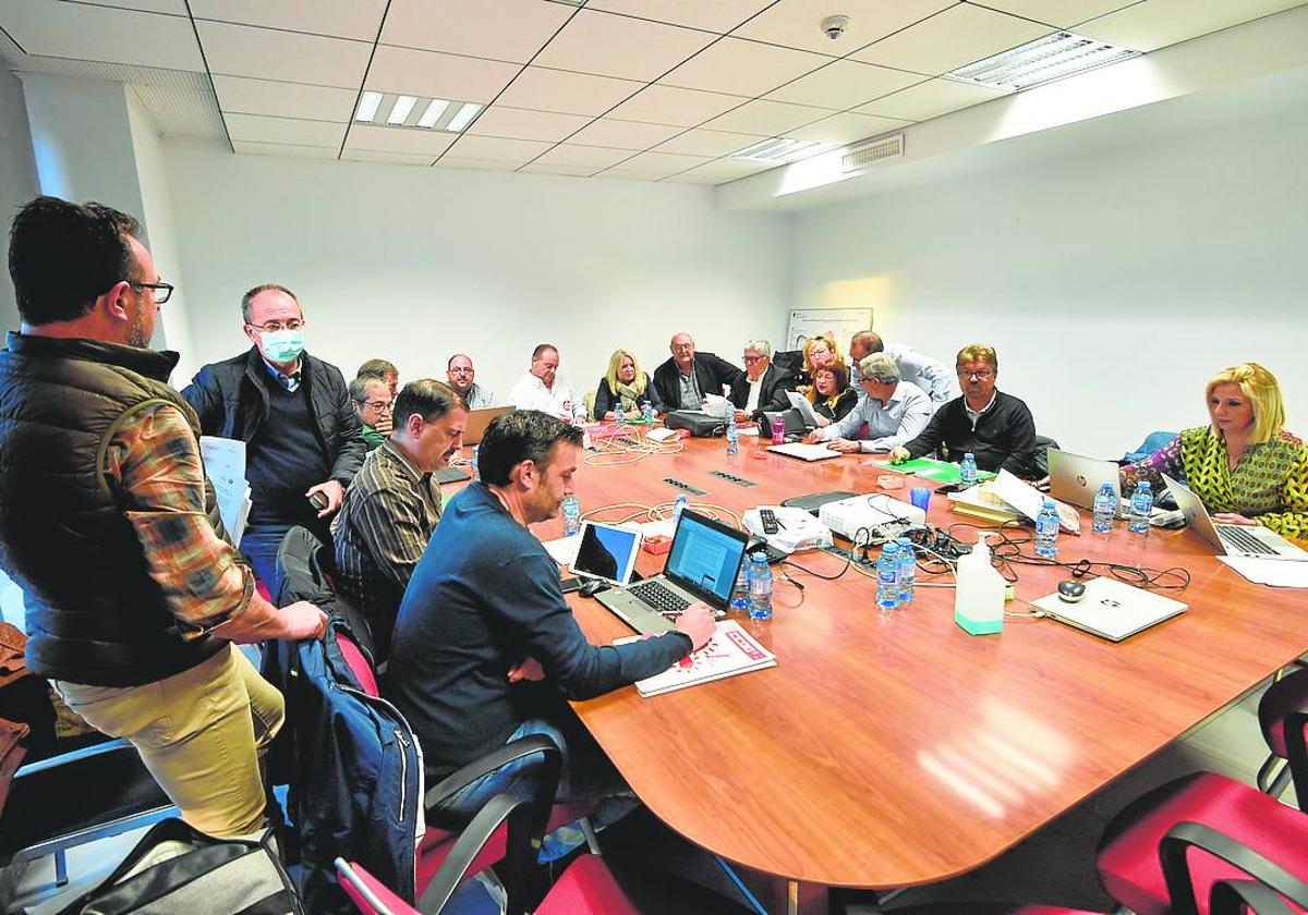 Representantes sindicales y del SMS, durante una de las últimas reuniones de la Mesa Sectorial.