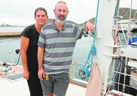Miana Rebecca junto a su marido en su yate 'Revelation', amarrado en el Yacht Port, donde viven.
