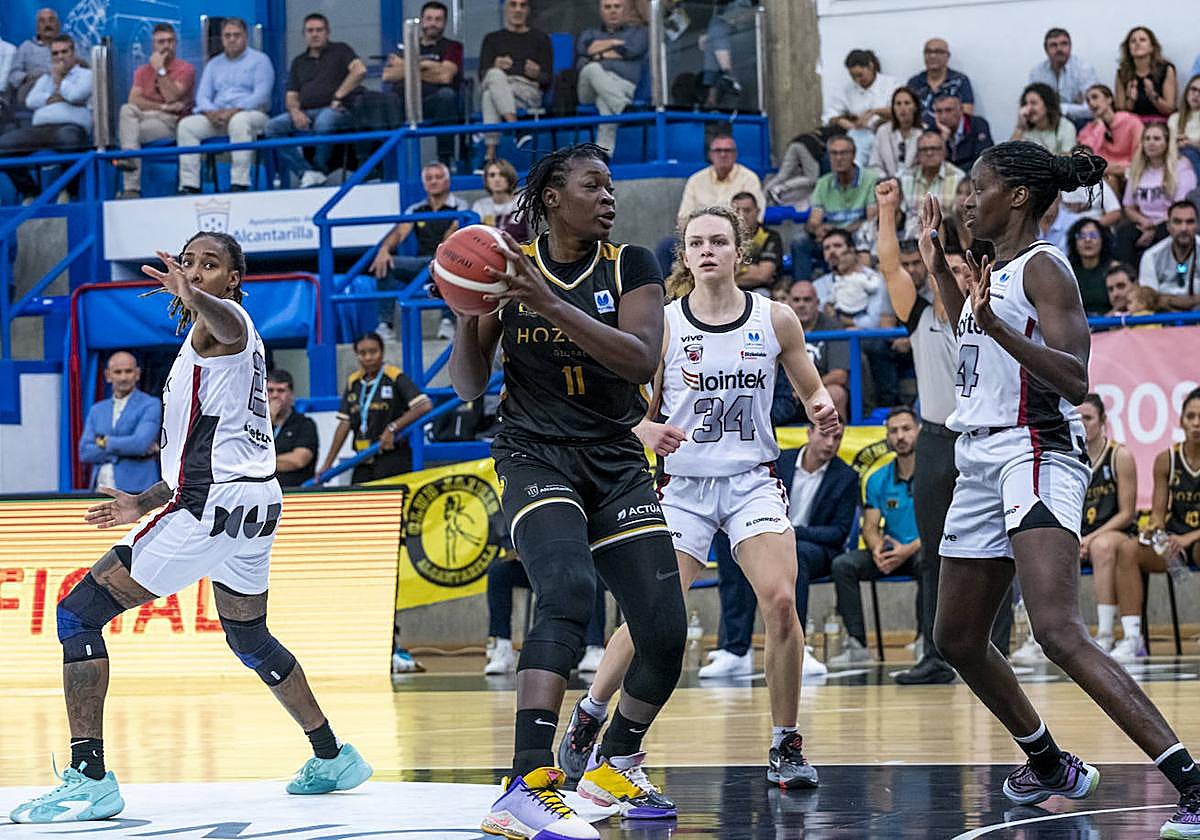 La jairista Diarra, con el balón, defendida por dos rivales.