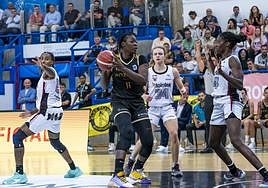La jairista Diarra, con el balón, defendida por dos rivales.