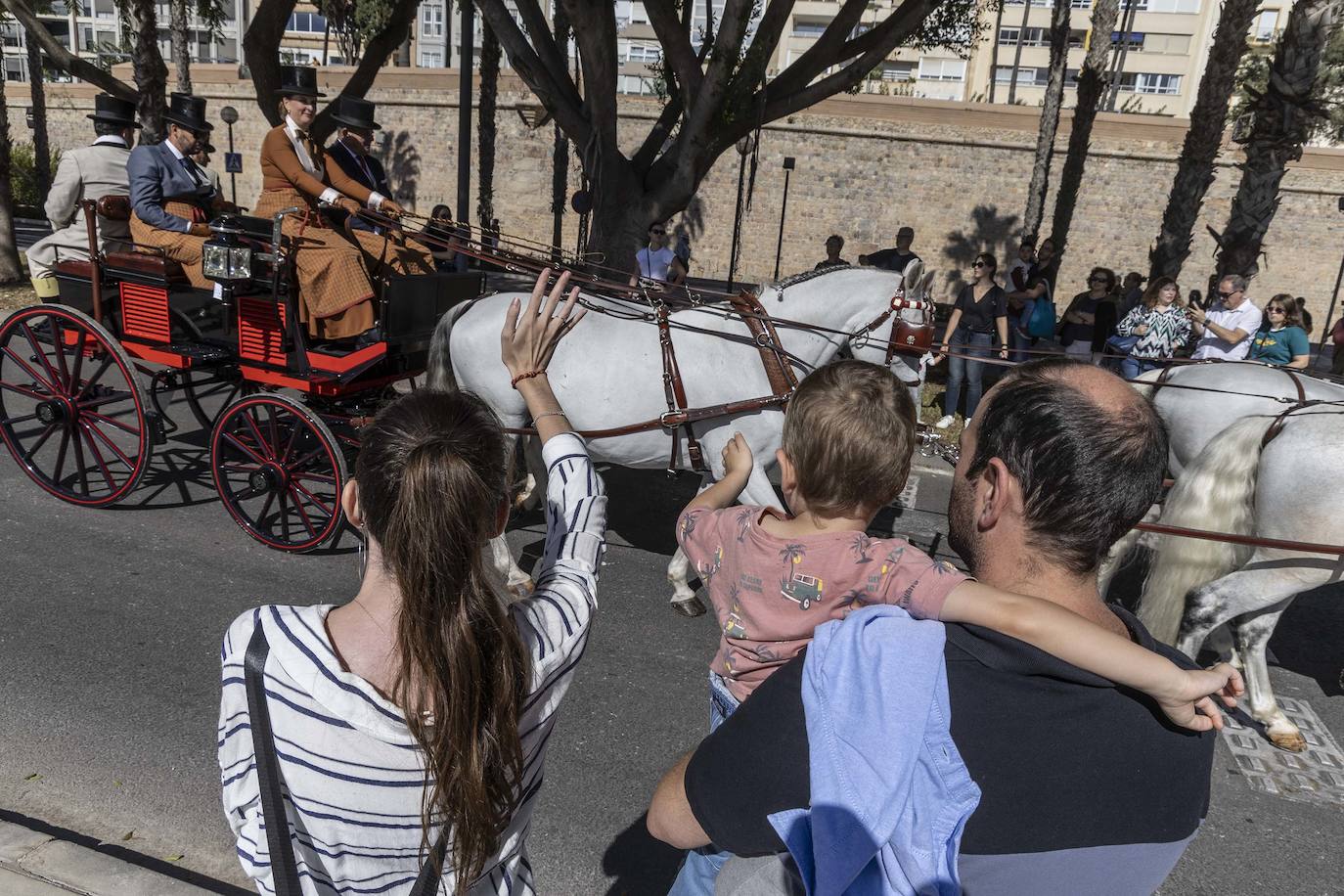Enganches y carros de época cautivan en el Muelle de Cartagena