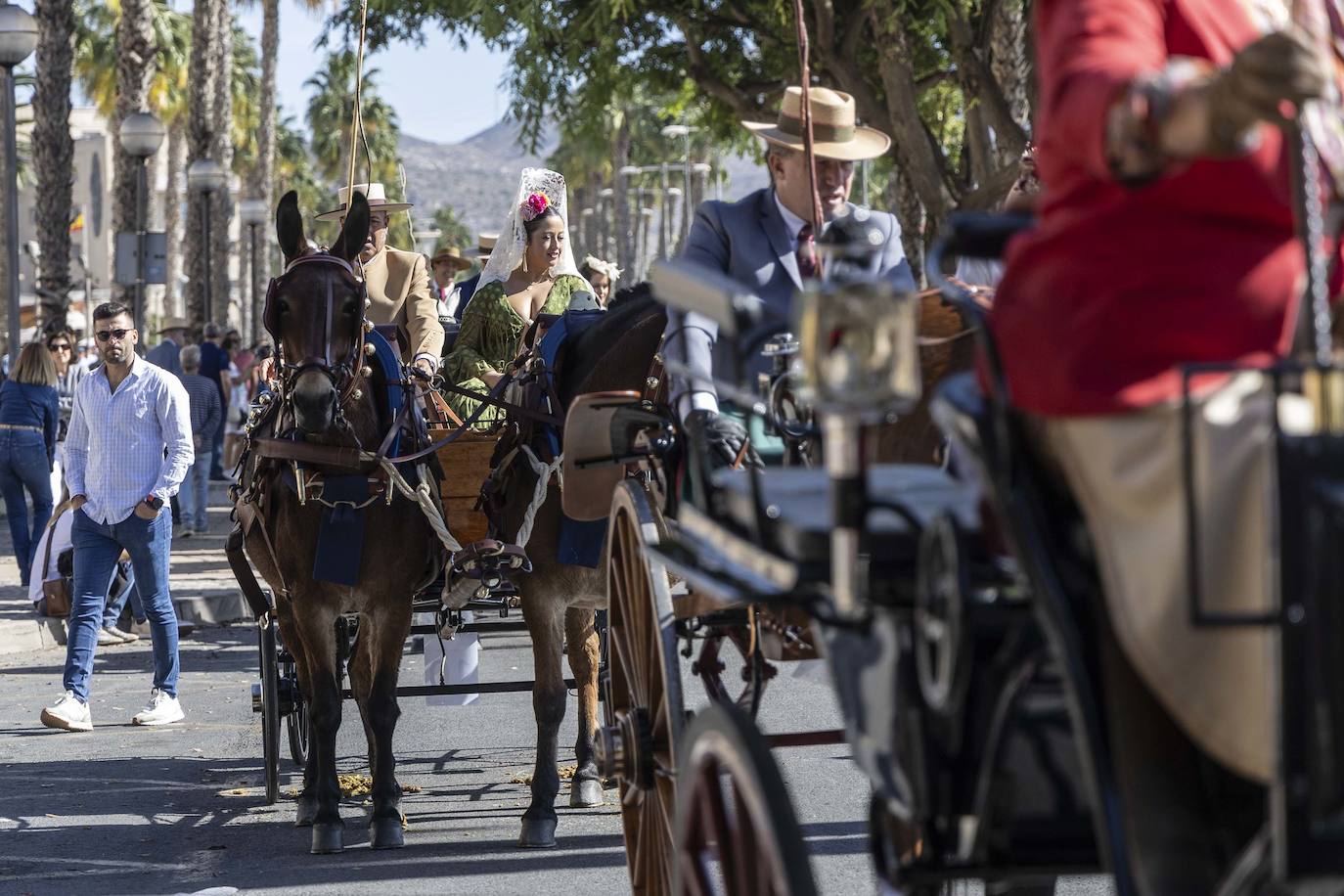 Enganches y carros de época cautivan en el Muelle de Cartagena