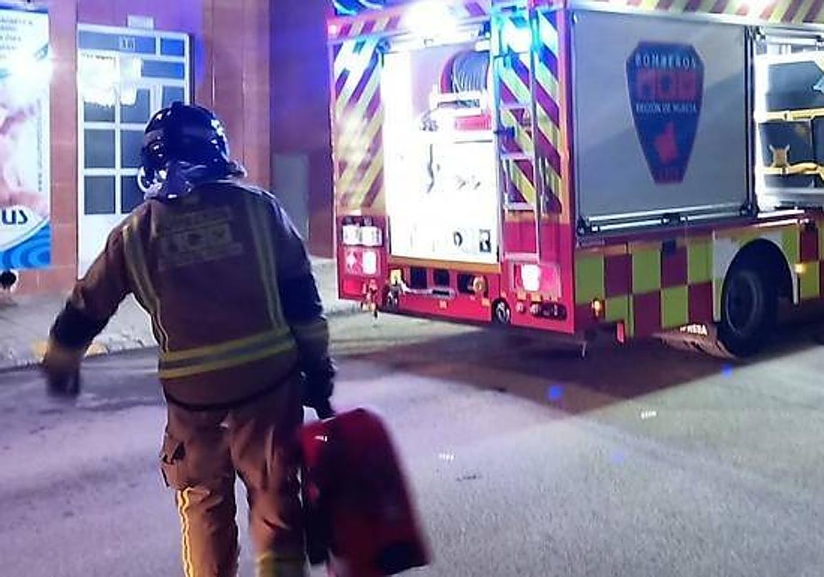 Un bombero junto a un vehículo de extinción de incendios, en una imagen de archivo.
