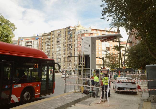 Tareas de instalación de una de las estaciones de carga en la plaza Circular de la capital.