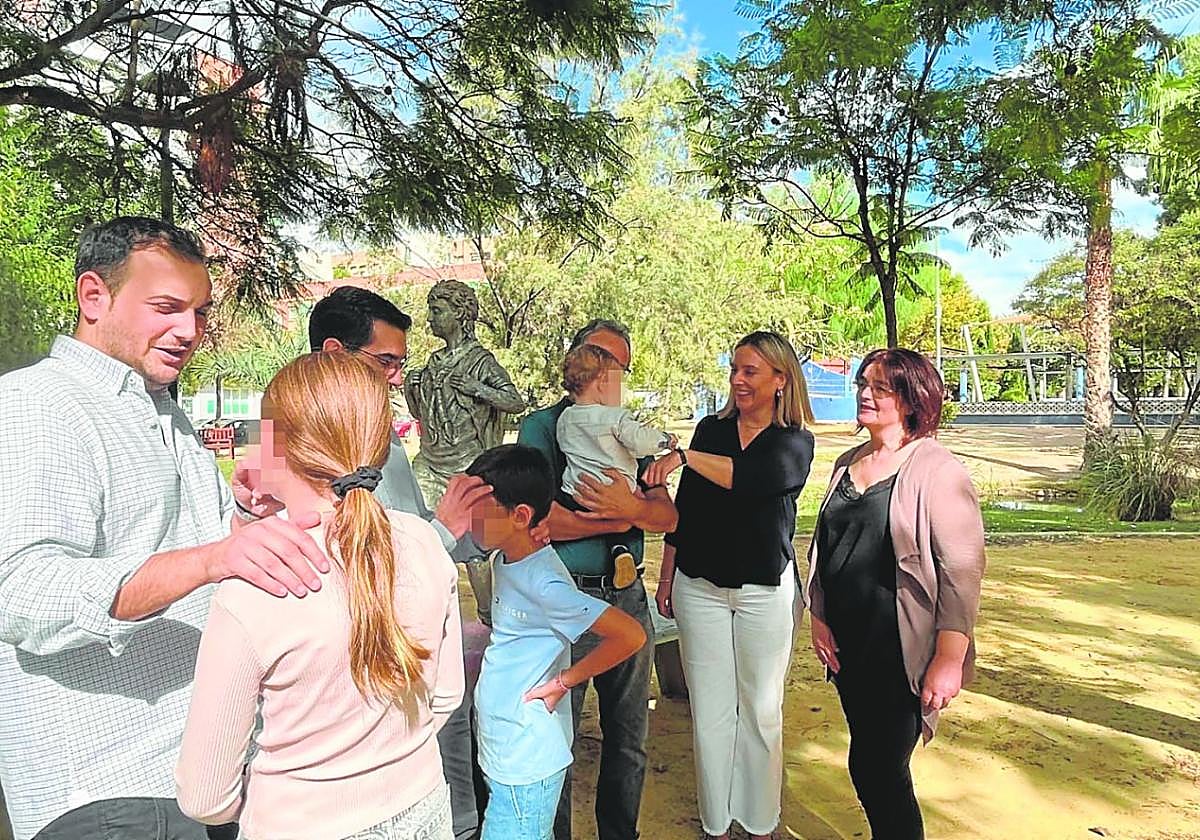 Cariño y estabilidadAcogida permanenteBaltasar Manzano y David Pérez (arriba) acogen de forma permanente a dos niños de 9 y 11 años.