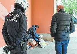 Un policía y un técnico social, con un 'sintecho' en Juan XXIII.