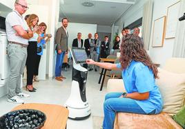 Usuarios de la Fundación Poncemar con el robot.
