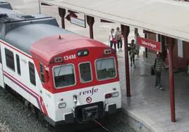 Tren estacionado en las vías del tren junto a la parada de Callosa de Segura, en una foto de archivo.