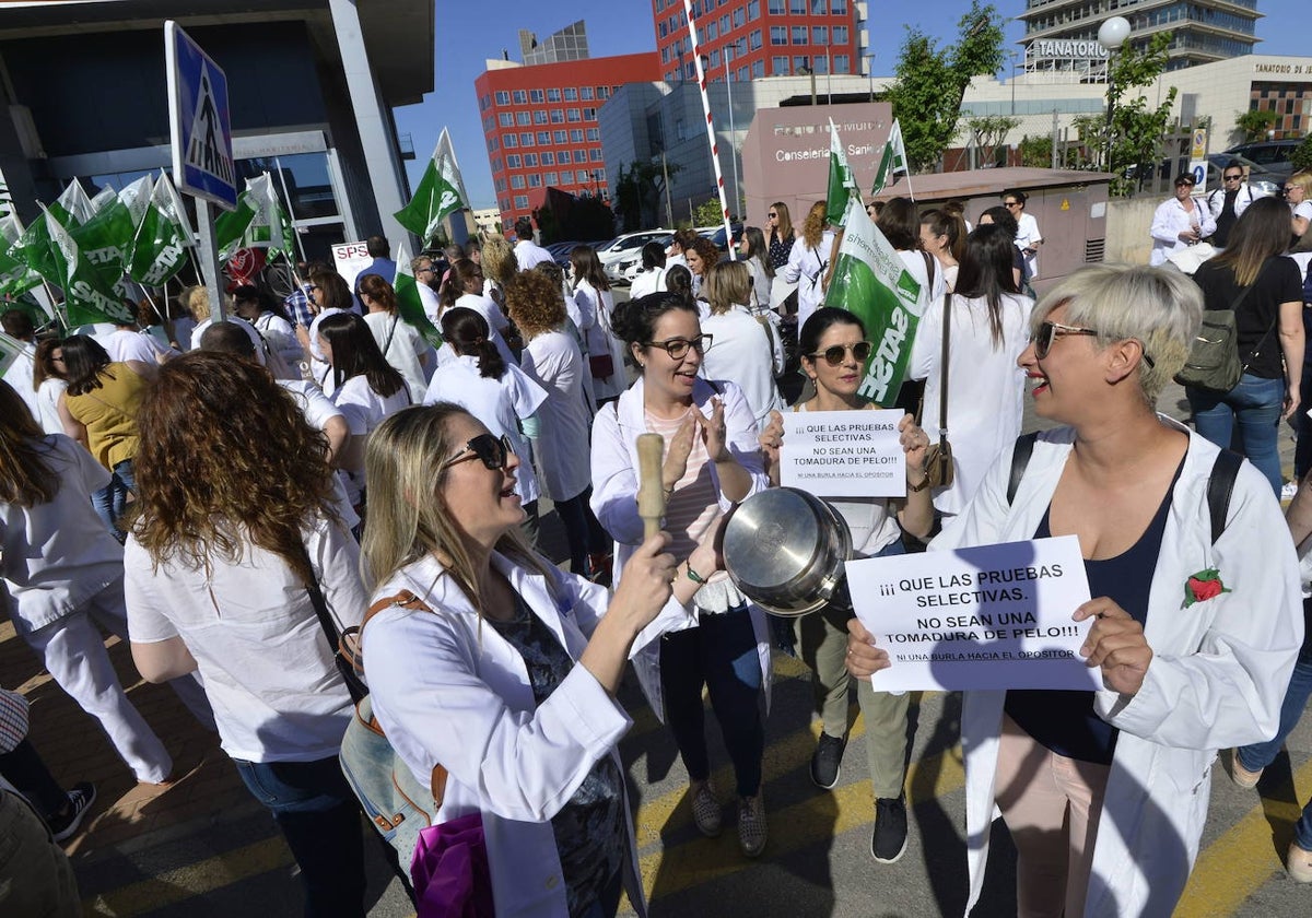 Protestas en Habitamia, sede del SMS, en 2019, tras la celebración del examen de la OPE de Enfermería. La dificultad de la prueba generó una avalancha de quejas, con acusaciones de filtración que finalmente no quedaron demostradas.