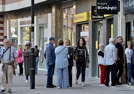 Jubilados hacen cola para ser atendidos, este lunes, en una agencia de viajes en la Plaza Circular de Murcia.