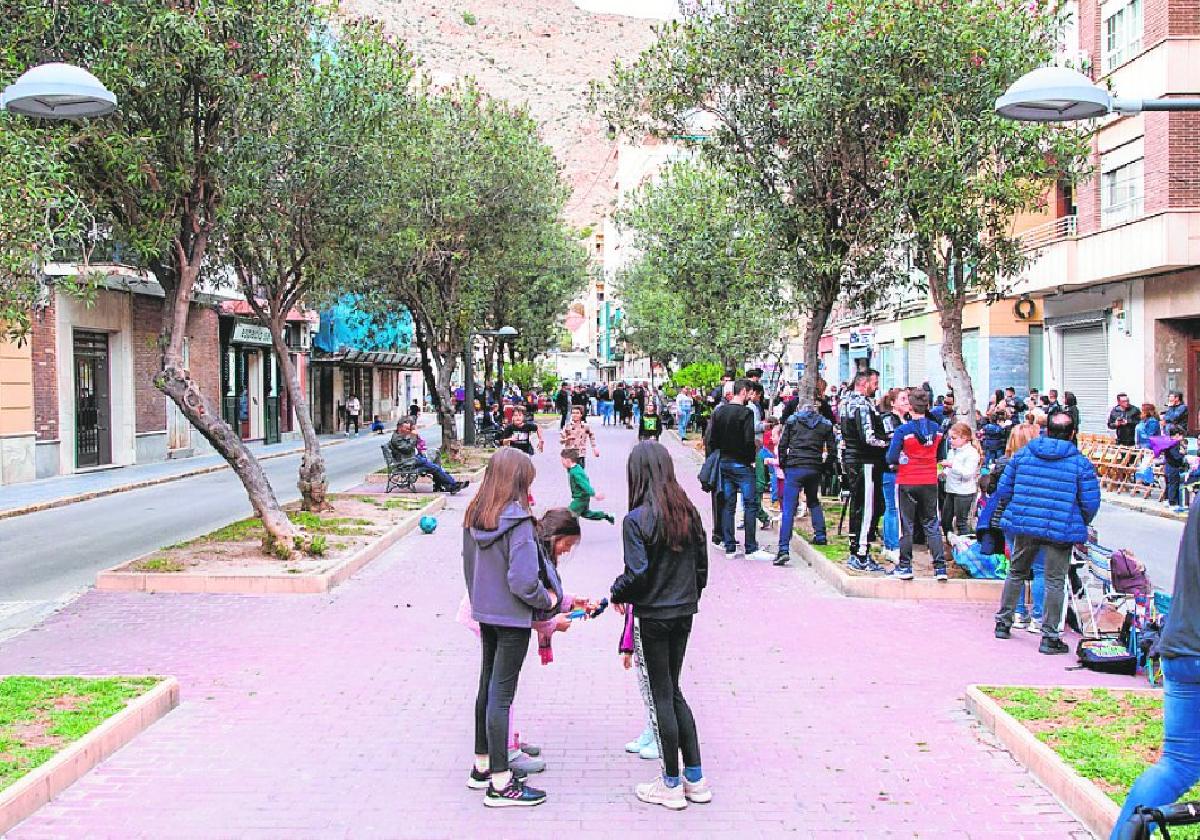 El Paseo cuenta actualmente con un paseo central y dos vías para el tráfico rodado a ambos lados.