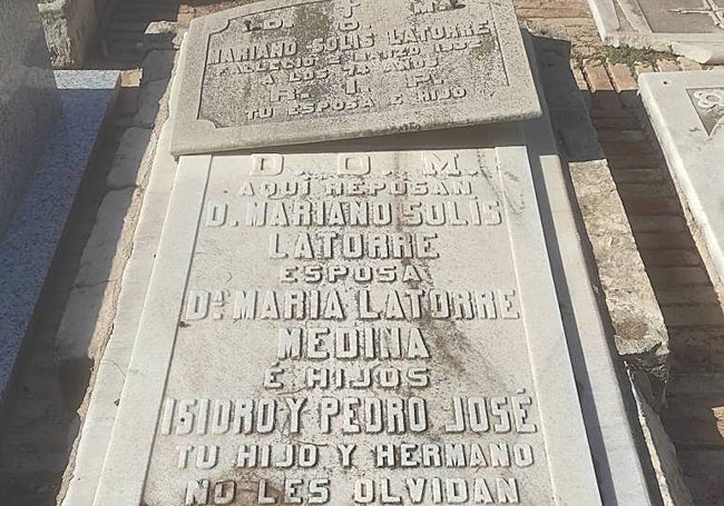 En la lápida de la familia Solís Latorre figura por error Isidro, cuando su nombre es Isidoro.