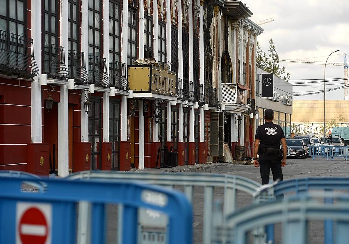 Un agente en la zona del incendio de las discotecas de Atalayas.
