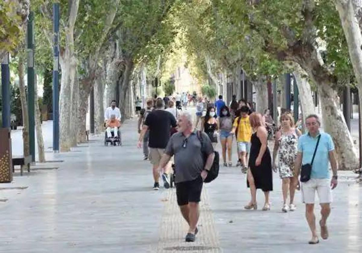 Varias personas pasean por Murcia, en una imagen de archivo.