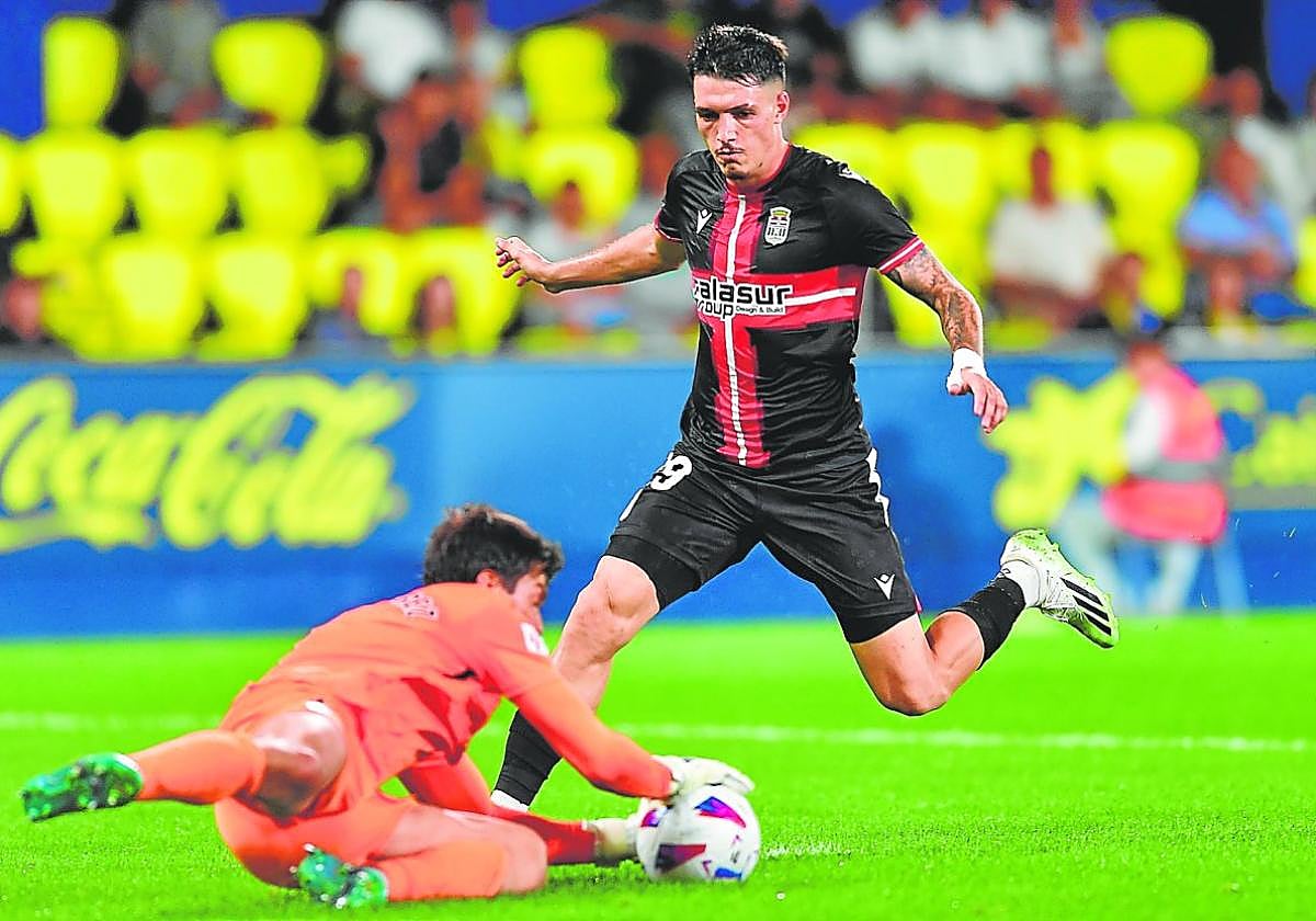 El delantero uruguayo Lautaro de León intenta llegar a un centro en el encuentro disputado en La Cerámica, su único como titular esta temporada.