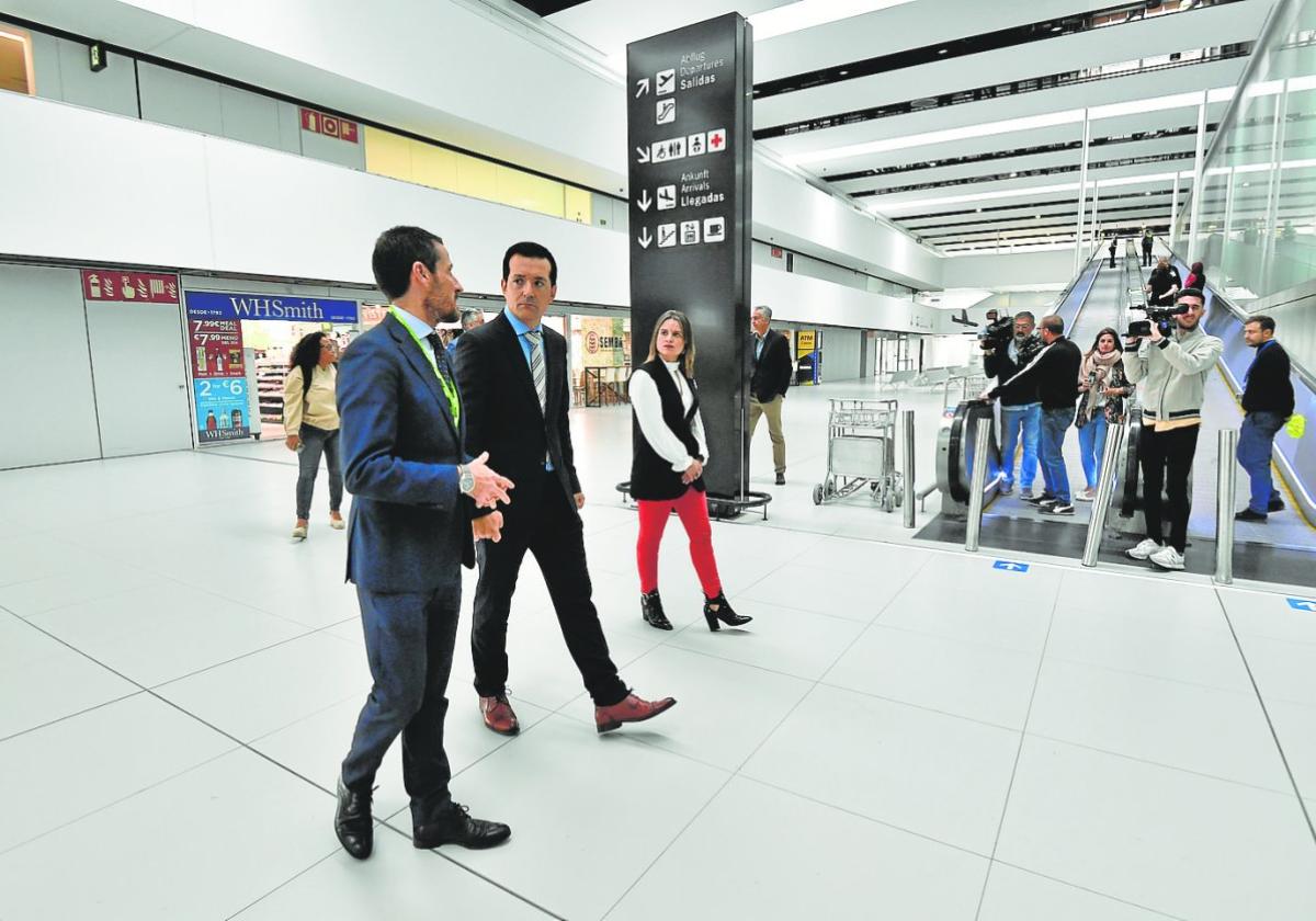 El director del aeropuerto, Carlos San Martín (i), y el consejero de Fomento, José Manuel Pancorbo (c), ayer, en el aeropuerto.