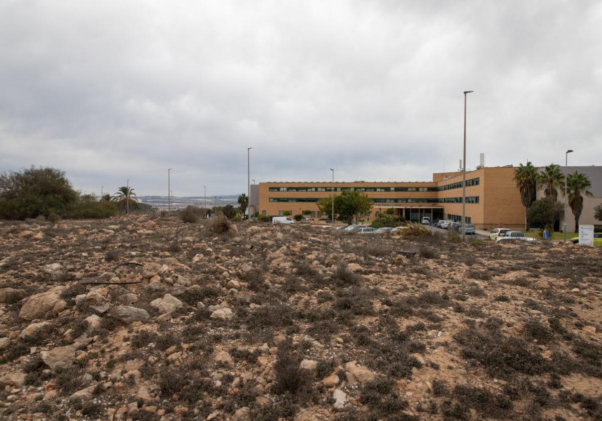 Terrenos sobre los que se elevará el nuevo centro junto al hospital Quirón.