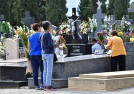 Tres mujeres visitan la lápida de un familiar ya fallecido este miércoles en el cementerio de Nuestro Padre Jesús.