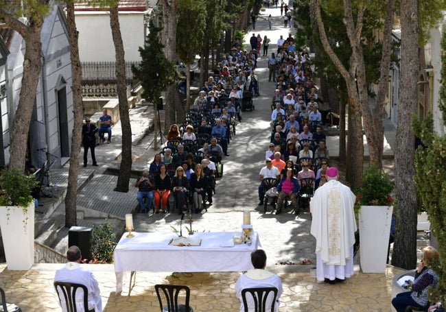 Celebración de la tradicional misa del Día de Todos los Santos en el cementerio de Espinardo.