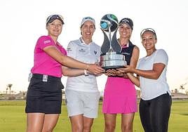 Carlota Ciganda (2ª i), capitana del equipo ganador.