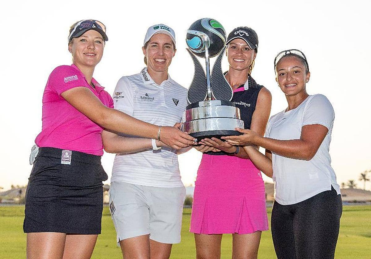 Carlota Ciganda (2ª i), capitana del equipo ganador.