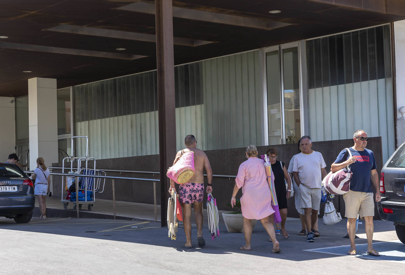 Turistas entran y salen de un hotel en La Manga en una imagen de archivo.