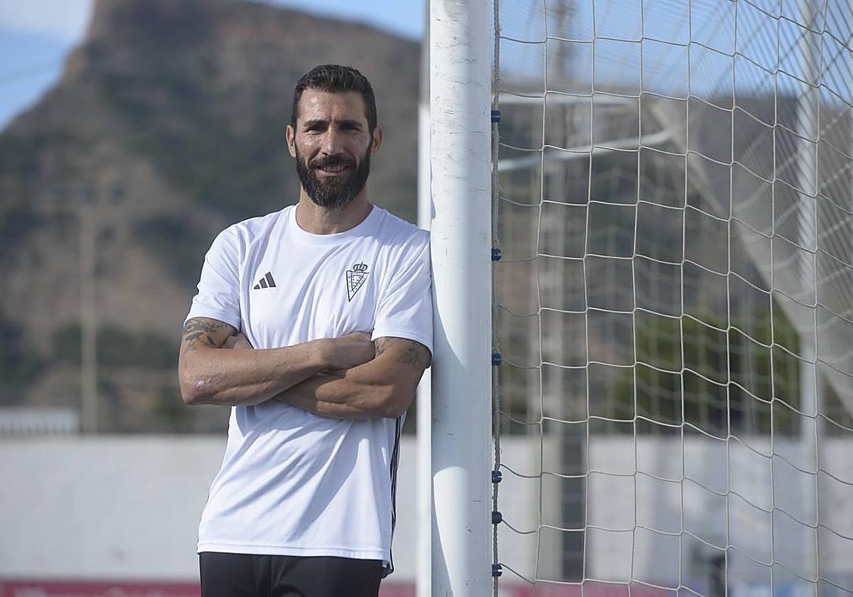 Carlos Cuéllar, tras dirigir un entrenamiento del Imperial en el Limonar de Santomera.