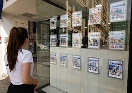 Una mujer mira las ofertas de una inmobiliaria en una imagen de archivo.