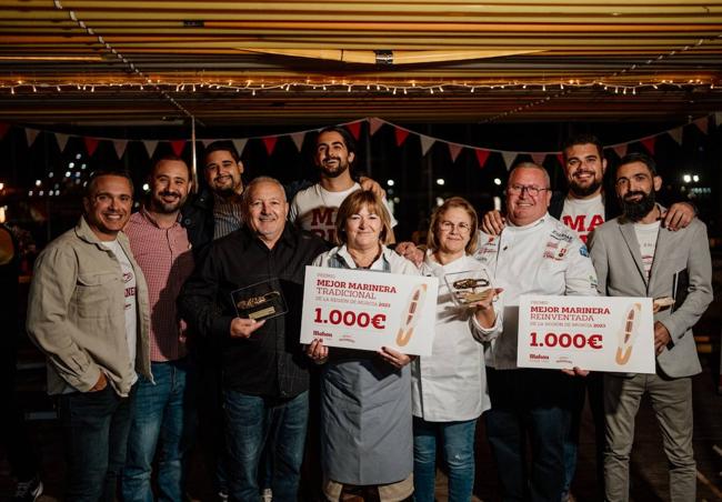 Los ganadores, con los miembros de la asociación de Amigos de la marinera.