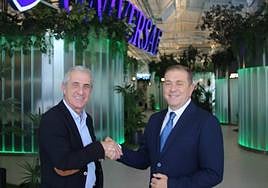 El acuerdo se firmó y se cerró con un apretón de manos entre Juan Carlos Martínez Vera, presidente de la FGRM, y Ricardo Fernández, director de Comunicación y Sport Manager de Universae.