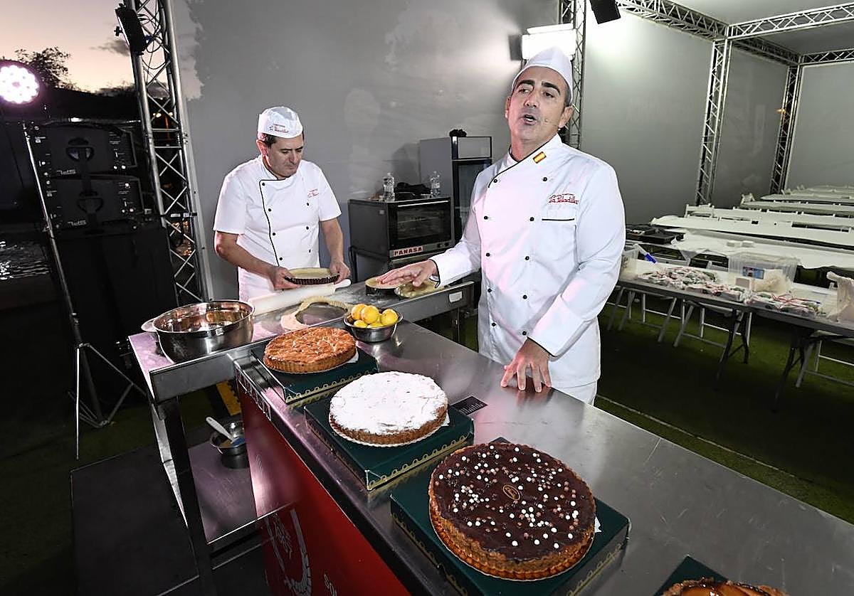 Francisco Pardo, con las creaciones de la Confitería La Peladilla.
