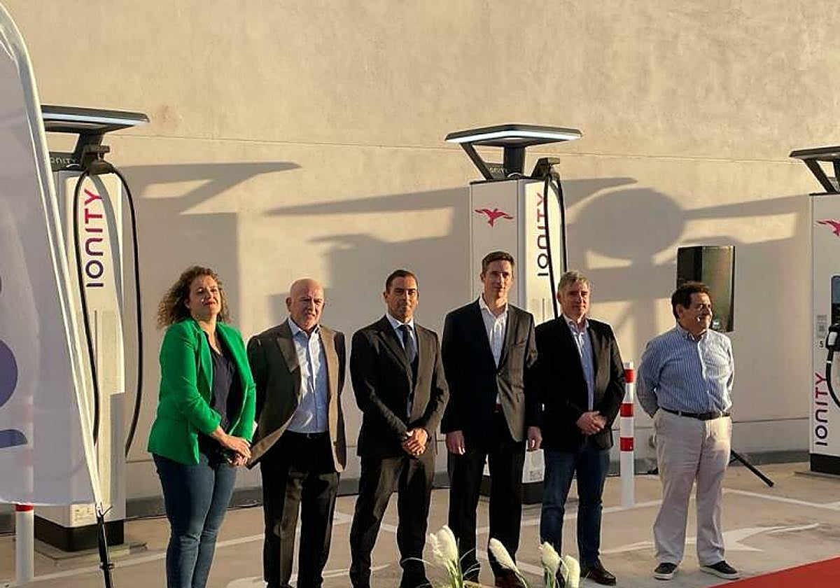 La inauguración contó con la presencia del alcalde, Pepe Vegara (segundo por la derecha)