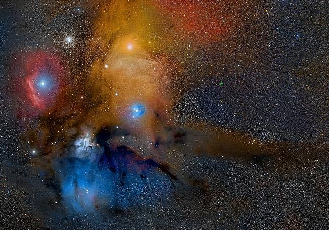 'Paleta cósmica'. Una vista a la zona entre las constelaciones de Rho Ofiuco, Sagitario y Escorpio, con la estrella gigante roja Antares (amarilla en la foto), así como otras nebulosas de gas (rojas) y polvo (azules).
