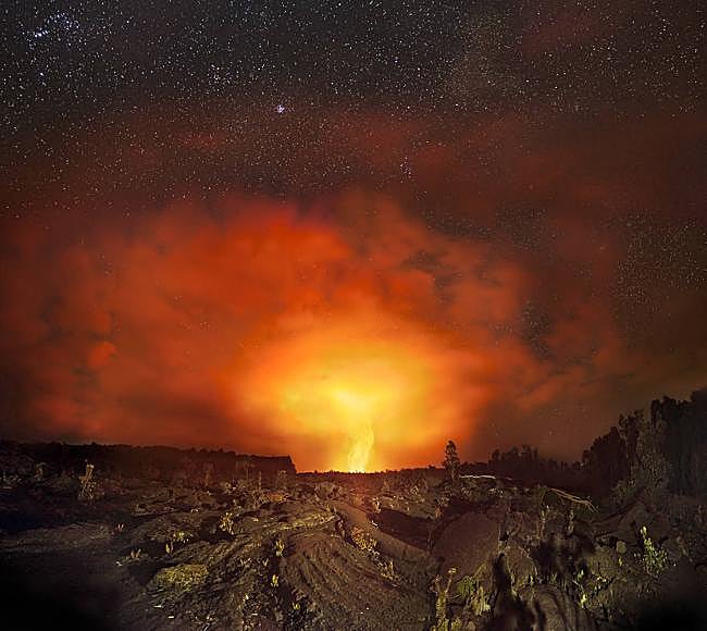 'Giro del destino'. El volcán Kilauea en Hawái, bajo las estrellas.