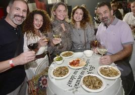 Cinco asistentes a Región de Murcia Gastronómica disfrutan de un gazpacho del restaurante Los Chispos de Yecla.