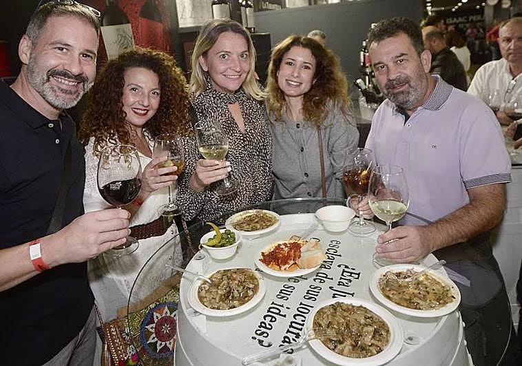 Cinco asistentes a Región de Murcia Gastronómica disfrutan de un gazpacho del restaurante Los Chispos de Yecla.