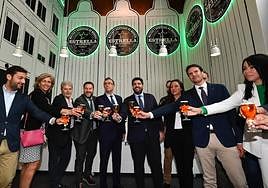 El presidente de la Región de Murcia, Fernando López Miras, junto al director de LA VERDAD, Alberto Aguirre, el director de Región de Murcia Gastronómica, Sergio Gallego, y numerosos representantes políticos.