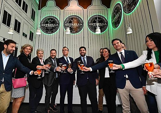 El presidente de la Región de Murcia, Fernando López Miras, junto al director de LA VERDAD, Alberto Aguirre, el director de Región de Murcia Gastronómica, Sergio Gallego, y numerosos representantes políticos.