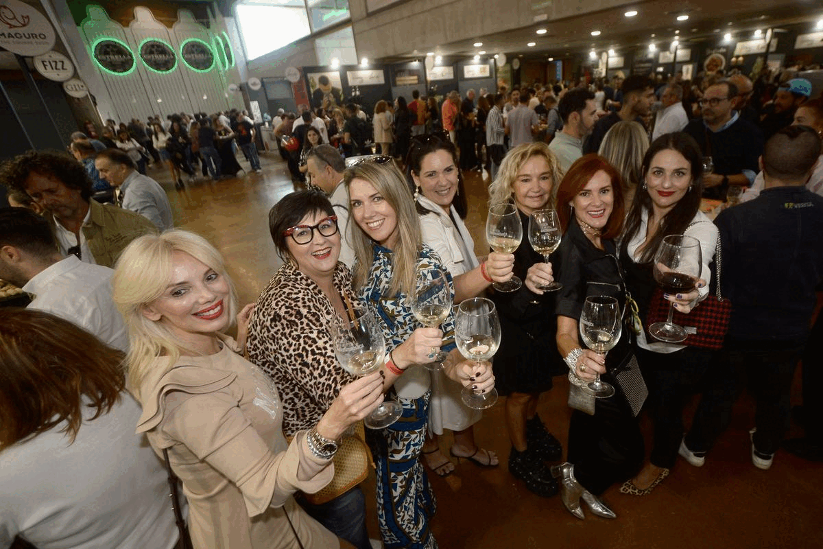 Asistentes a la Calle de las Tapas, este viernes.