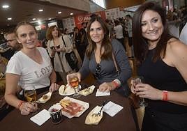 Tres asistentes a Región de Murcia Gastronómica prueban alguna de las tapas del congreso.