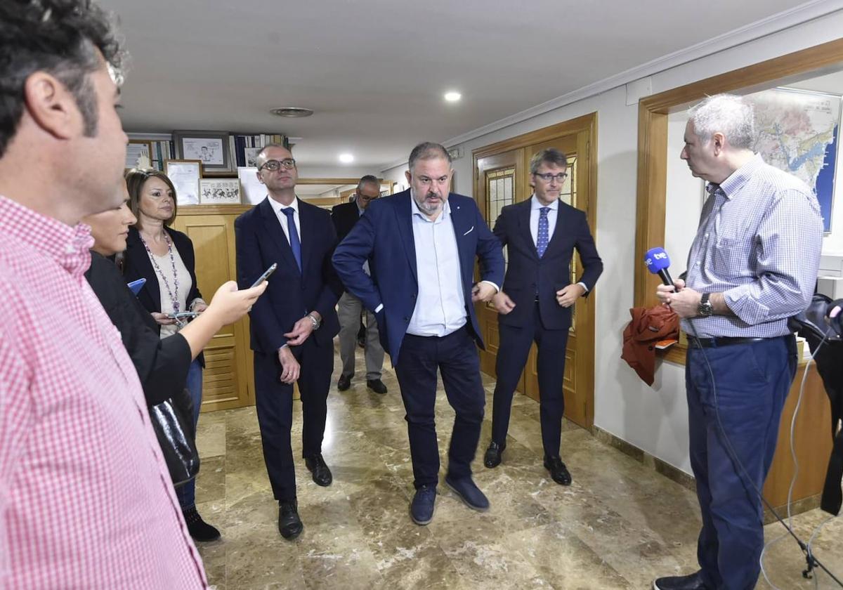 El presidente de Scrats, Lucas Jiménez (centro), junto al consejero de Economía, Luis Alberto Marín (dcha) y el consejero de Educación y Empleo, Víctor Marín (izq).