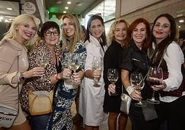 Varias chicas posan con una copa de vino en Región de Murcia Gastronómico 2023, este viernes.