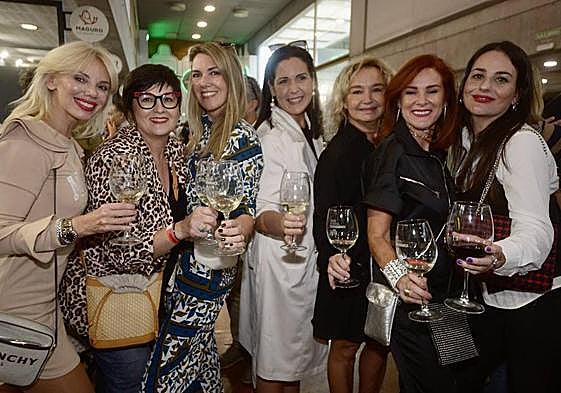Varias chicas posan con una copa de vino en Región de Murcia Gastronómico 2023, este viernes.