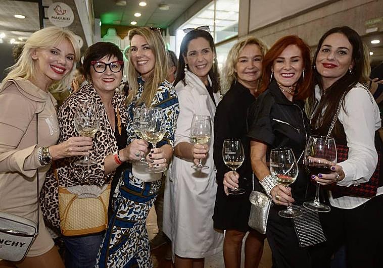 Varias chicas posan con una copa de vino en Región de Murcia Gastronómico 2023, este viernes.