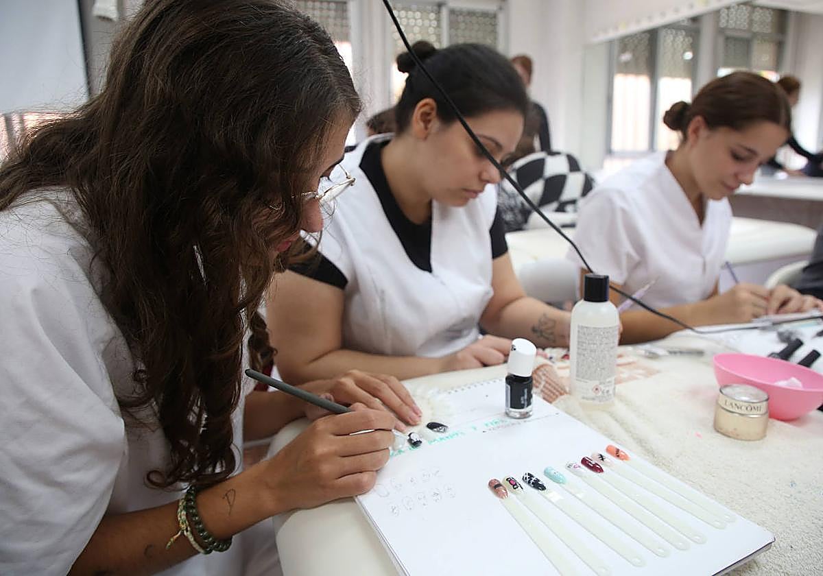 Estudiantes de la Región de Murcia de Formación Profesional en Estética, en una imagen de archivo.