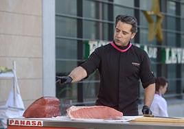 Nico, ponente de la charla sobre el atún, junto a dos piezas de este pescado.